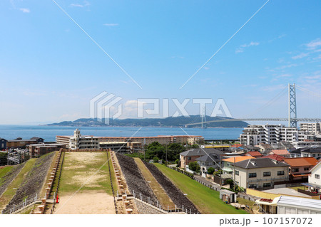 神戸・五色塚古墳から眺める明石海峡大橋と淡路島 107157072