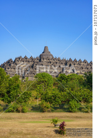 快晴のボロブドゥール寺院（インドネシア・ジャワ島） 107157073