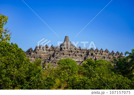 快晴のボロブドゥール寺院（インドネシア・ジャワ島） 107157075