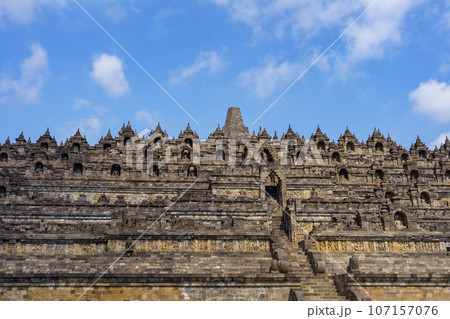 ボロブドゥール寺院の東側正面（インドネシア・ジャワ島） 107157076