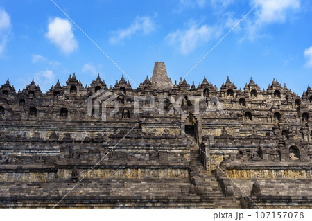 ボロブドゥール寺院の東側正面(インドネシア・ジャワ島) ボロブドゥール寺院の東側正面(インドネシア・ジャワ島) 107157078