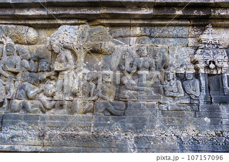 ボロブドゥール寺院壁面のレリーフ（インドネシア・ジャワ島） 107157096