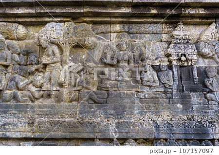 ボロブドゥール寺院壁面のレリーフ（インドネシア・ジャワ島） 107157097