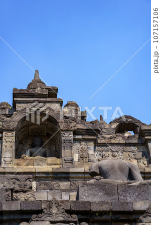 ボロブドゥール寺院と仏像（インドネシア・ジャワ島） 107157106