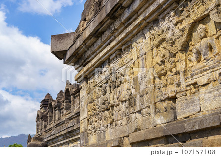 ボロブドゥール寺院の壁面レリーフ（インドネシア・ジャワ島） 107157108