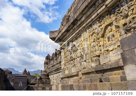 ボロブドゥール寺院の壁面レリーフ(インドネシア・ジャワ島) ボロブドゥール寺院の壁面レリーフ(インドネシア・ジャワ島) 107157109