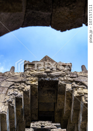 ボロブドゥール寺院のカーラの鬼面門(インドネシア・ジャワ島) ボロブドゥール寺院のカーラの鬼面門(インドネシア・ジャワ島) 107157111