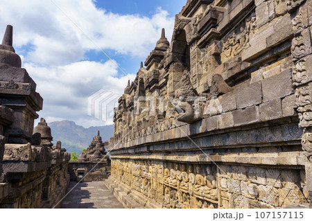 ボロブドゥール寺院の回廊壁面(インドネシア・ジャワ島) ボロブドゥール寺院の回廊壁面(インドネシア・ジャワ島) 107157115