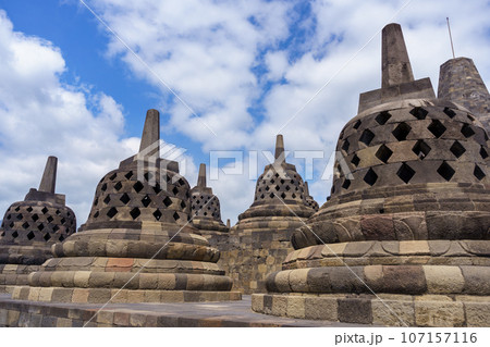 ボロブドゥール寺院のストゥーパと青空（インドネシア・ジャワ島） 107157116