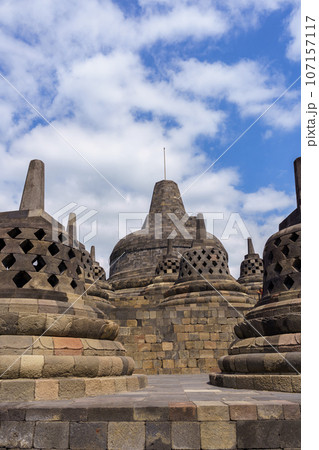 ボロブドゥール寺院のストゥーパと青空（インドネシア・ジャワ島） 107157117