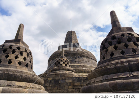 ボロブドゥール寺院のストゥーパと空（インドネシア・ジャワ島） 107157120