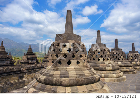 ボロブドゥール寺院のストゥーパと青空（インドネシア・ジャワ島） 107157121