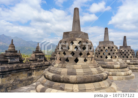 銀細工　ボロブドゥール寺院　インドネシア HIS 絶景 - ボロブドゥール寺院