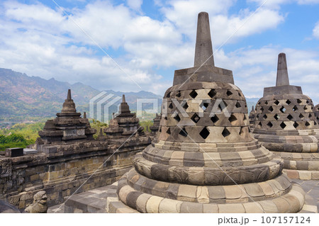 ボロブドゥール寺院のストゥーパと青空（インドネシア・ジャワ島） 107157124