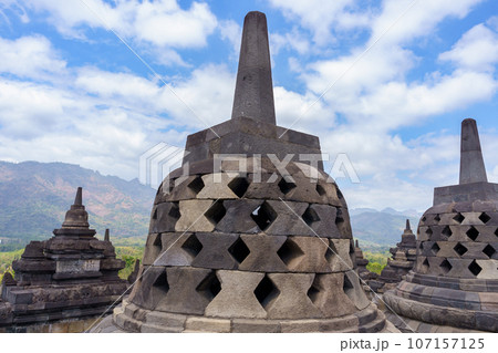 ボロブドゥール寺院ストゥーパと青空(インドネシア・ジャワ島) ボロブドゥール寺院ストゥーパと青空(インドネシア・ジャワ島) 107157125