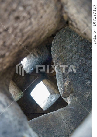 ボロブドゥール寺院のストゥーパ内の仏像(インドネシア・ジャワ島) ボロブドゥール寺院のストゥーパ内の仏像(インドネシア・ジャワ島) 107157127