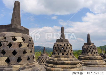 ボロブドゥール寺院のストゥーパと空(インドネシア・ジャワ島) ボロブドゥール寺院のストゥーパと空(インドネシア・ジャワ島) 107157133
