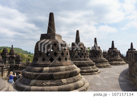ボロブドゥール寺院のストゥーパと空（インドネシア・ジャワ島） 107157134