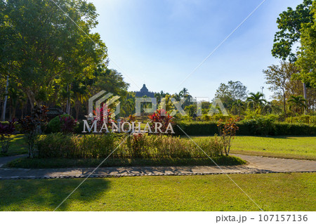 マノハラホテルから見たボロブドゥール寺院（インドネシア・ジャワ島） 107157136