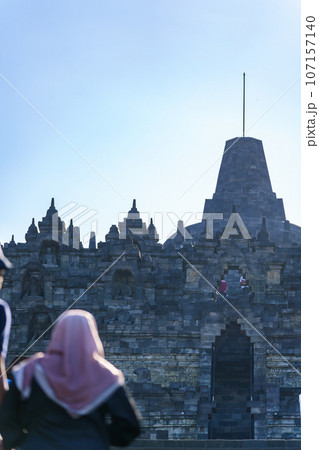 ボロブドゥール寺院と観光客（インドネシア・ジャワ島） 107157140