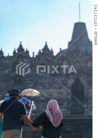 ボロブドゥール寺院と観光客（インドネシア・ジャワ島） 107157141
