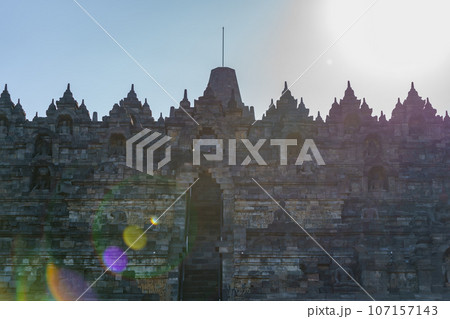 ボロブドゥール寺院（インドネシア・ジャワ島） 107157143
