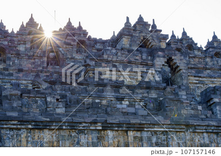 夕刻のボロブドゥール寺院（インドネシア・ジャワ島） 107157146