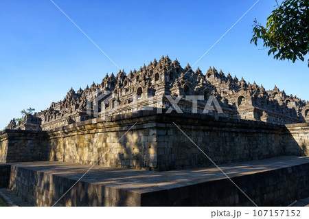 ボロブドゥール寺院（インドネシア・ジャワ島） 107157152