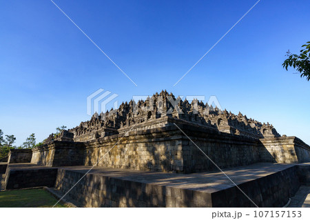 ボロブドゥール寺院（インドネシア・ジャワ島） 107157153
