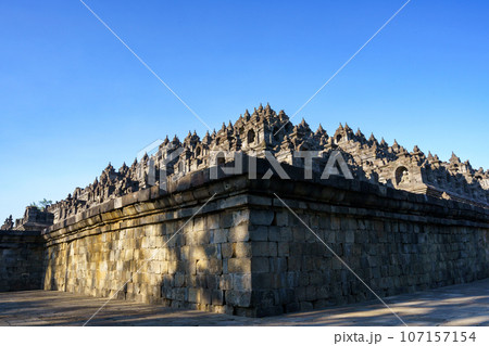 ボロブドゥール寺院（インドネシア・ジャワ島） 107157154
