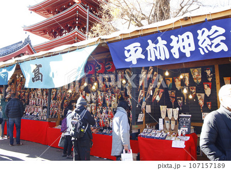 年末のイベント、羽子板市は江戸時代から続く冬の風物詩。賑やかに楽しみながら羽子板を選ぶ人たち 年末のイベント、羽子板市は江戸時代から続く冬の風物詩。賑やかに楽しみながら羽子板を選ぶ人たち 107157189