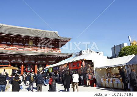 浅草寺の境内は、羽子板市の出店と羽子板を値踏みする人と観光客で大賑わい 浅草寺の境内は、羽子板市の出店と羽子板を値踏みする人と観光客で大賑わい 107157193