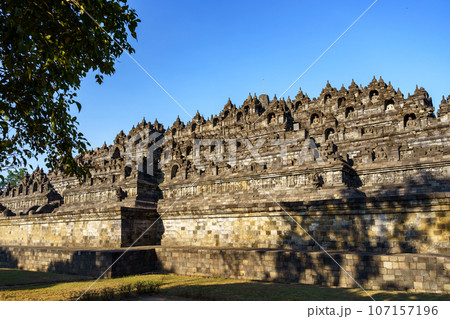 世界遺産ボロブドゥール寺院（インドネシア・ジャワ島） 107157196