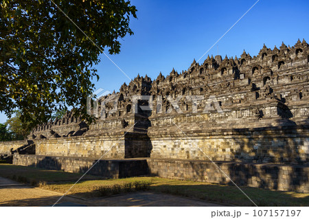 世界遺産ボロブドゥール寺院（インドネシア・ジャワ島） 107157197