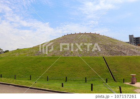 石に覆われた五色塚古墳の墳丘 石に覆われた五色塚古墳の墳丘 107157261