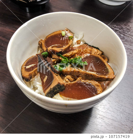 カツオのたたきのおいしい海鮮丼 カツオのたたきのおいしい海鮮丼 107157419