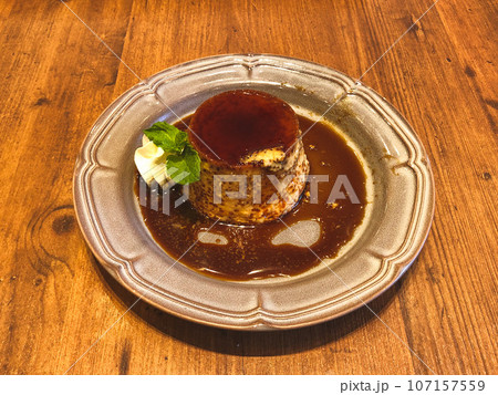 美味しそうな固めプリン 107157559