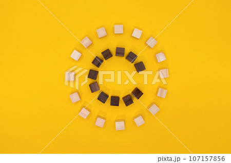 茶色のCを囲んだウッドキューブの丸いマークの黄色い背景の正面 茶色のCを囲んだウッドキューブの丸いマークの黄色い背景の正面 107157856