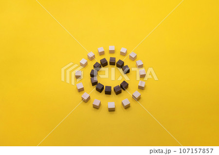 黄色い背景の立体的なウッドキューブのCのマーク 黄色い背景の立体的なウッドキューブのCのマーク 107157857