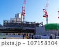 東京都中野区　中野駅前　中野駅付近の工事風景　大型クレーン 107158304