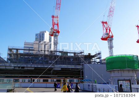 東京都中野区 中野駅前 中野駅付近の工事風景 大型クレーン 東京都中野区 中野駅前 中野駅付近の工事風景 大型クレーン 107158304