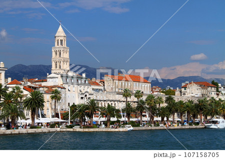 クロアチアの世界文化遺産、アドリア海の港町スプリット　海越しのディオクレティアヌス宮殿と街並み 107158705