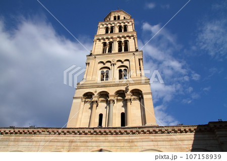 クロアチアの世界文化遺産、アドリア海の港町スプリット ディオクレティアヌス宮殿内の大聖堂の鐘楼 クロアチアの世界文化遺産、アドリア海の港町スプリット ディオクレティアヌス宮殿内の大聖堂の鐘楼 107158939
