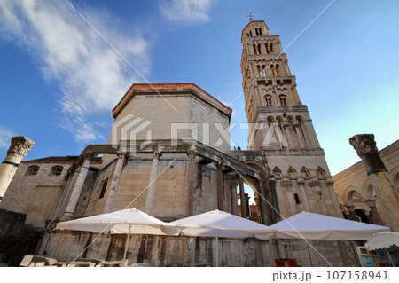 クロアチアの世界文化遺産、アドリア海の港町スプリット　ディオクレティアヌス宮殿内の大聖堂の鐘楼 107158941