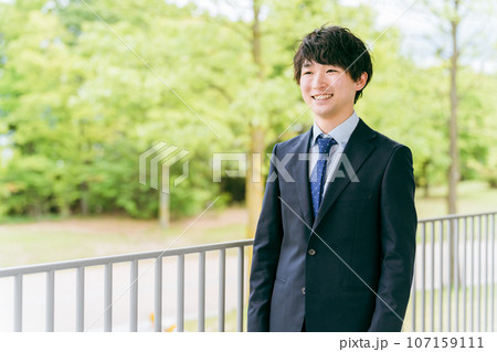 新緑と笑顔の若いアジア人ビジネスマン・サラリーマン・新入社員・フレッシャーズ・就職活動・大学生 新緑と笑顔の若いアジア人ビジネスマン・サラリーマン・新入社員・フレッシャーズ・就職活動・大学生 107159111