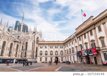 ミラノ　ドゥオーモ広場 107159149
