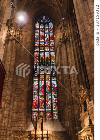 ミラノ大聖堂 ステンドグラスの写真素材 [107159322] - PIXTA