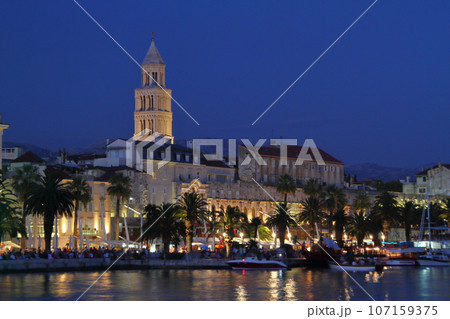 クロアチアの世界文化遺産、アドリア海の港町スプリット　海越しのディオクレティアヌス宮殿と街並みの夜景 107159375