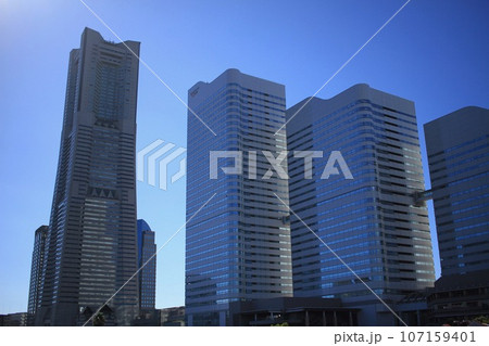 ランドマークタワーとビル 107159401