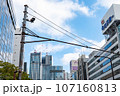 ビルの谷間にそびえる高層ビル 107160813